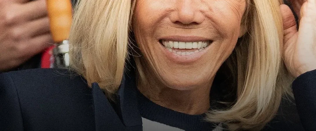 À 73 ans, Brigitte Macron adopte ces baskets ultra-tendance qui allongent la silhouette et apportent une touche de jeunesse