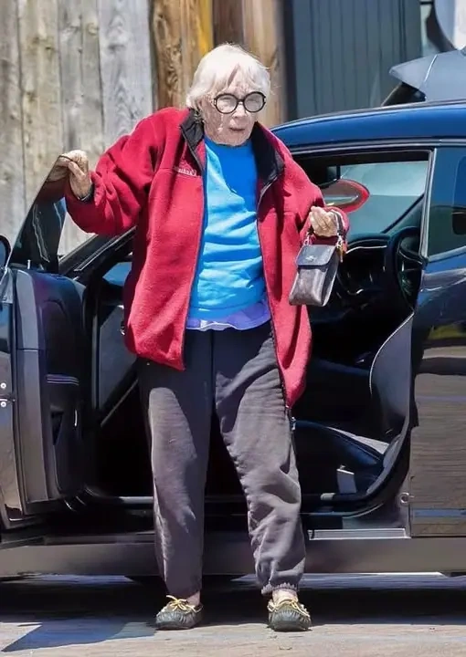 Shirley MacLaine à 91 ans : la vie discrète et inspirante d’une légende du cinéma
