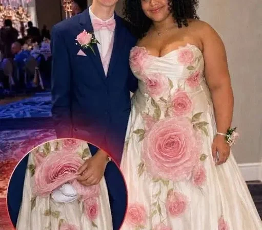 Son meilleur ami lui a cousu une robe de bal après que toutes les boutiques l’ont rejetée — ce qu’il a glissé à l’intérieur a laissé tout le monde sans voix