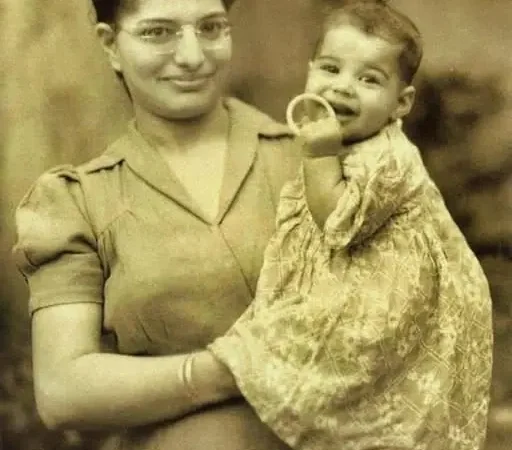 Cette photo de bébé de 1947 cache l’identité d’une légende absolue de la musique : saurez-vous le reconnaître ?