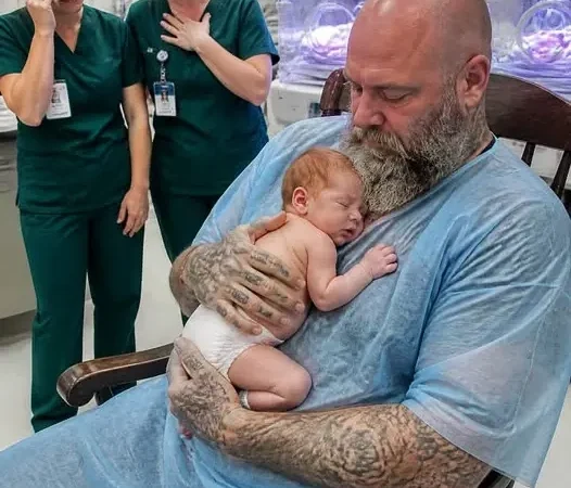 Il entre dans le service de néonatologie et demande à tenir le bébé que personne ne visite : ce qu’on découvre 12 heures plus tard change tout