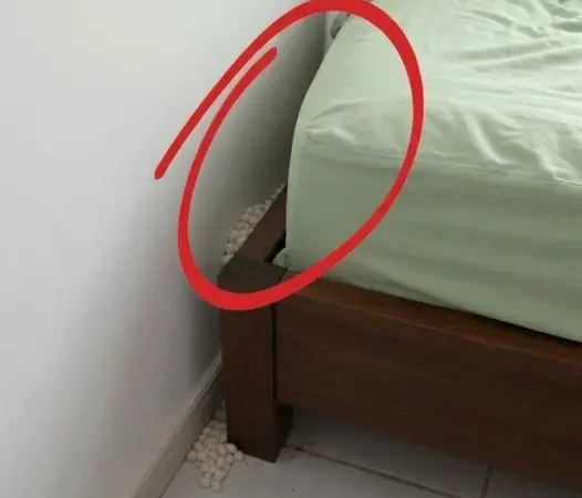 Elle rentre chez elle après une longue journée et découvre quelque chose d’inexplicable près de son lit