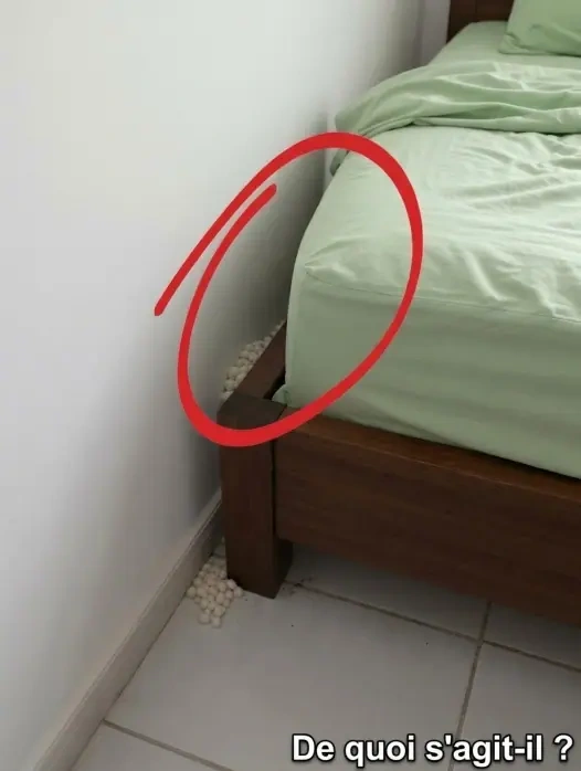 Elle rentre chez elle après une longue journée et découvre quelque chose d’inexplicable près de son lit
