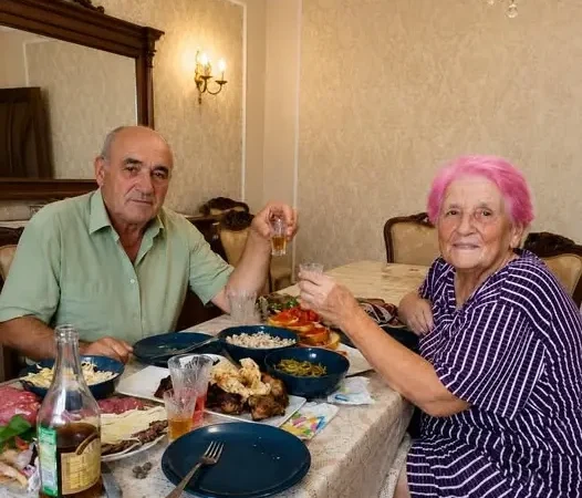 Il l’obligeait à boire un verre chaque soir depuis 35 ans : la vérité bouleversante découverte après sa mort