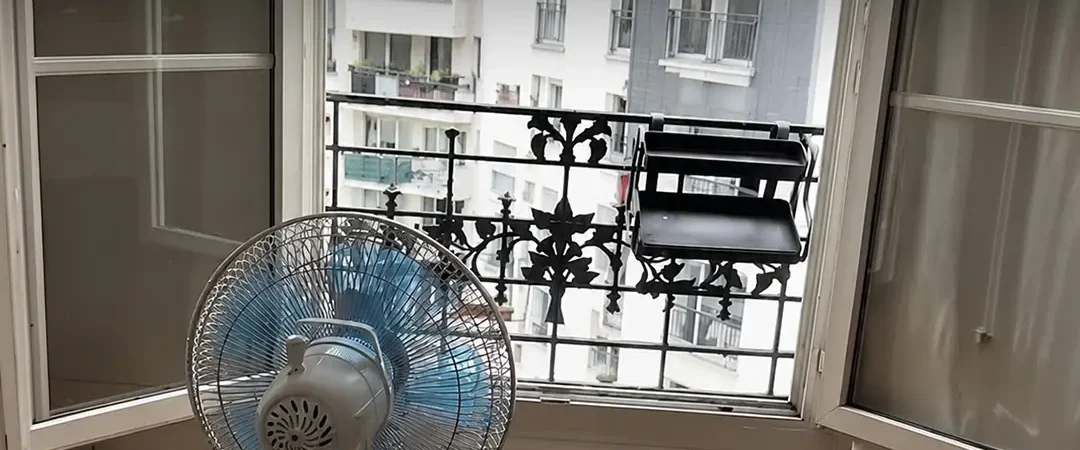 Pendant la canicule, l’emplacement de votre ventilateur peut faire toute la différence. Découvrez pourquoi le placer face à la fenêtre permet de mieux rafraîchir votre intérieur