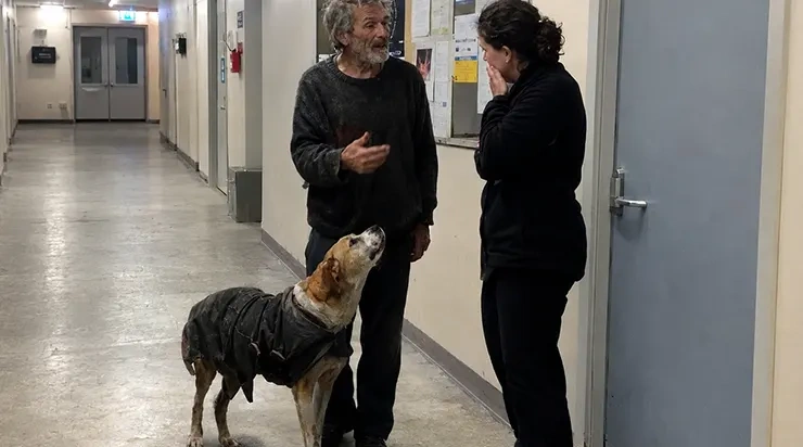 Il est entré dans un refuge par −23 °C, sans manteau parce qu’il en avait enveloppé son chien, et a demandé un abri pour une nuit… pour son chien